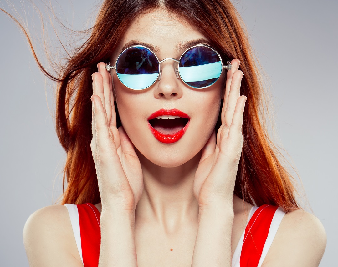 Modèle portant des lunettes de soleil
